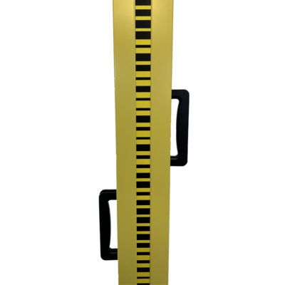 Yellow measure pole middel